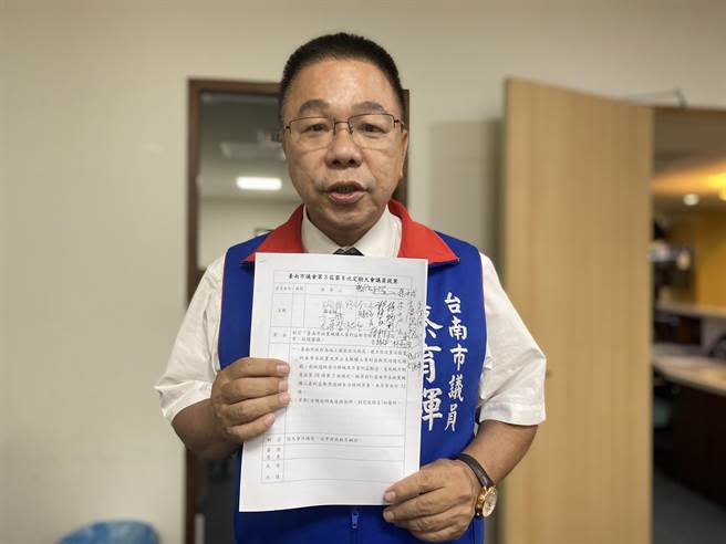 台南市議員蔡育輝今天提案「政黨機構人員利益衝突迴避自治條例」，獲得33名議員連署。(曹婷婷攝)