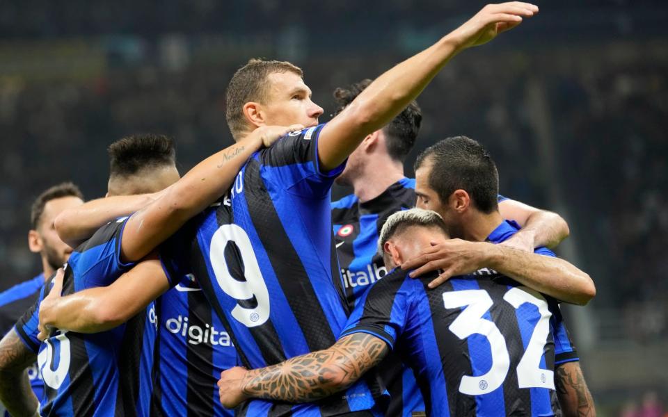 Inter players celebrate after Inter center Edin Dzeko scored his team's second goal - Luca Bruno / AP