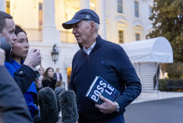 Joe Biden habla con periodistas en la Casa Blanca. (AP/Andrew Harnik)