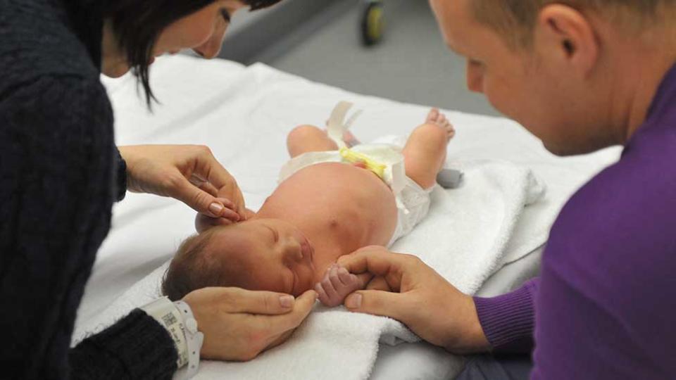 Un padre con su bebé recién nacido