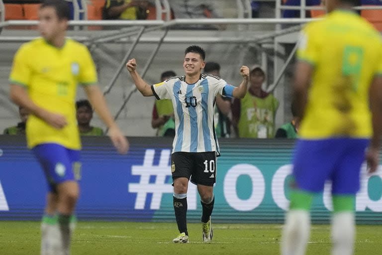 Claudio Echeverri celebra uno de los tres goles que le marcó a Brasil por los cuartos de final del Mundial Sub 17