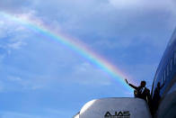 <p>9. April 2015: Die Hand des Präsidenten ist genau auf einer Linie mit einem Regenbogen, als er die Air Force One besteigt, um sich auf den Weg nach Kingston, Jamaika, zu machen. </p>