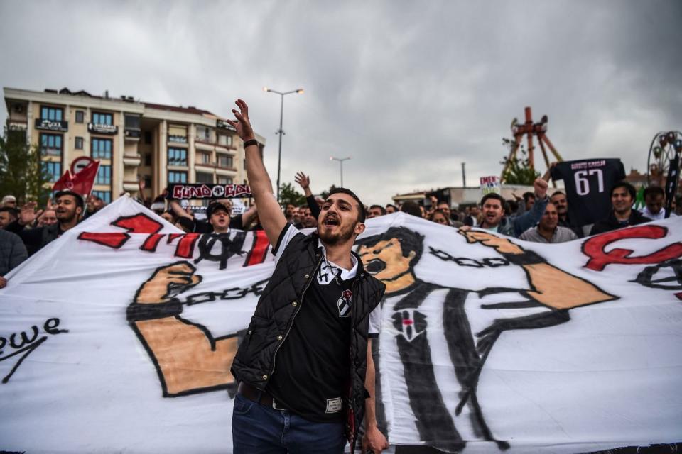 <p>Anhänger des türkischen Fußballvereins Besiktas ziehen am 1. Mai durch Istanbul. (Bild: Ozan Kose/AFP/Getty Images) </p>