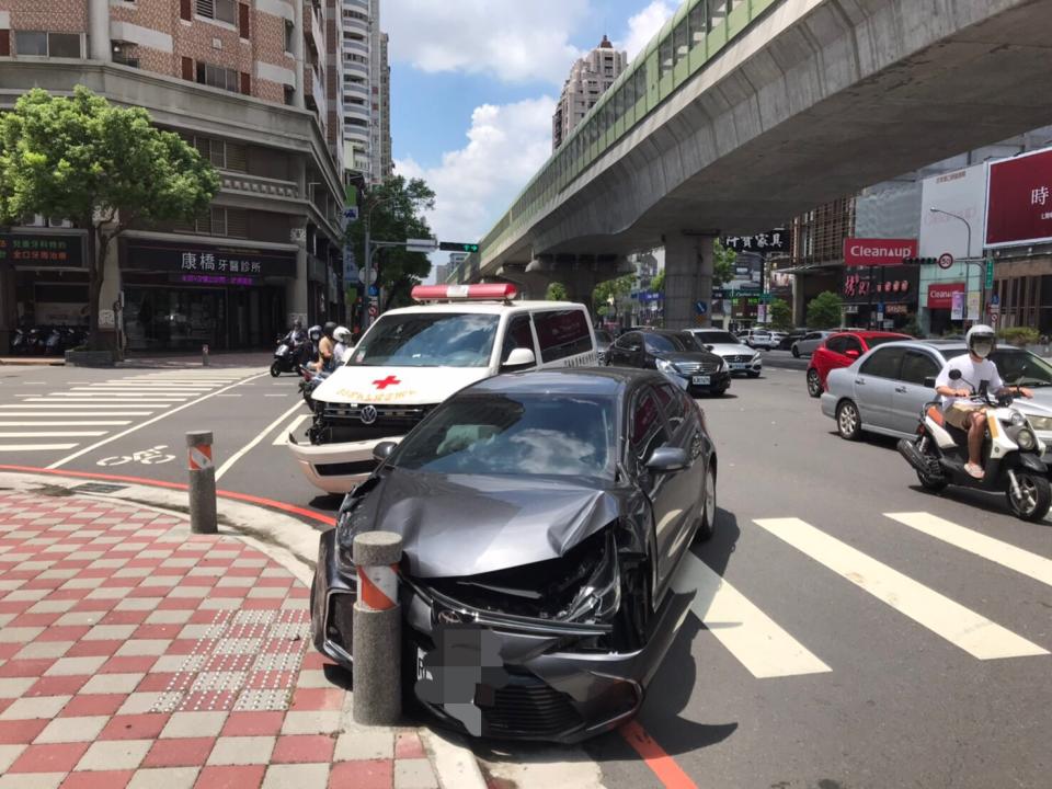 台中市余姓女子今天開車行經南屯區一處路口迴轉，不慎與黃女駕駛的救護車擦撞，自小客車還失控撞上路旁人行道的石墩，2車車頭皆受損嚴重。（民眾提供）