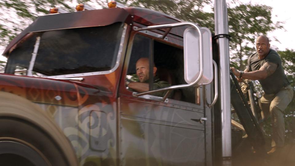 Auch wenn beide hier auf einem alten Truck fahren: Bei "Fast & Furious: Hobbs & Shaw" stehen tatsächlich eher die beiden Partner wider Willen im Mittelpunkt der Geschichte, die jeweiligen Gefährte sind eher Nebensache.