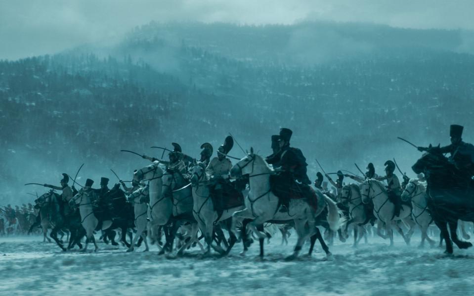 Es ist eine der spektakulärsten Kampfsequenzen des Films: die Schlacht bei Austerlitz. (Bild: 2023 Apple/Sony Pictures)