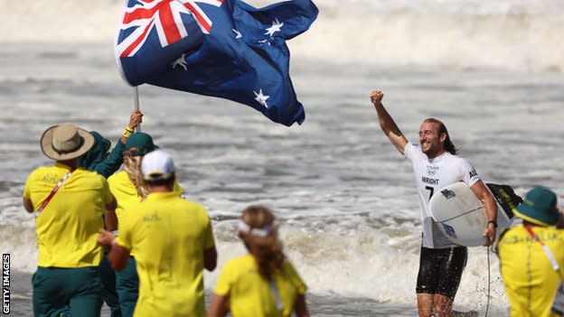 Owen Wright celebra