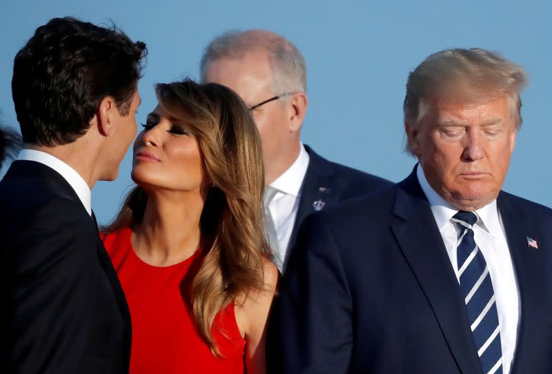 FOTO DE ARCHIVO: La primera dama de EEUU, Melania Trump, saludando al primer ministro de Canad,a Justin Trudeau, en la cumbre del G7 en Biarritz