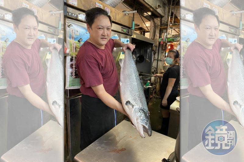 一本壽司是用整條鮭魚拿去烤，再取鮭魚實用作為炒飯食材。