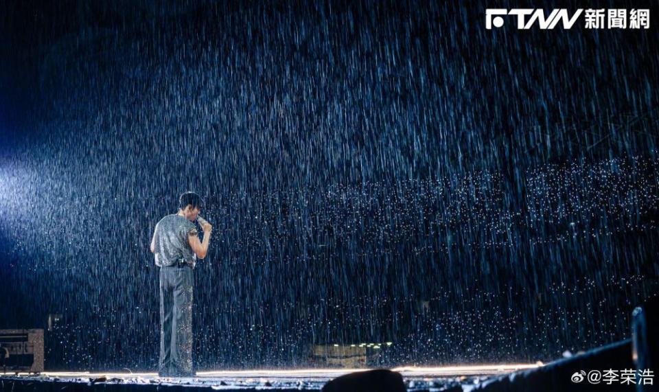 李榮浩福州演唱會遇大雨。（圖／微博：李榮浩）