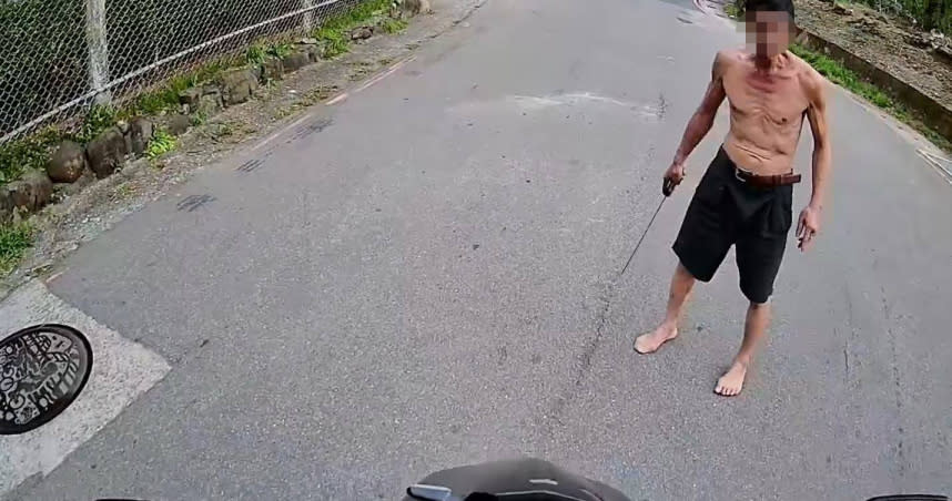 淡水一名男子上身赤裸、持著柴刀在路上閒晃攔車。（圖／翻攝自臉書／翻轉大新北交通違規2.0）
