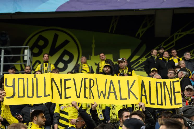 <p>Comme à son habitude avant chaque début de match, les fans du Borussia Dortmund entonnent le mythique “You’ll never walk alone”. Un moment chargé d’émotions. (Getty images)</p>
