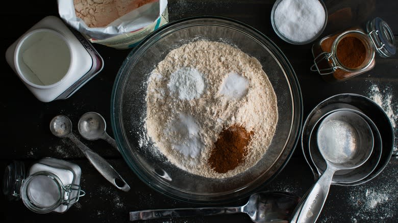 measuring cups teaspoons in baking