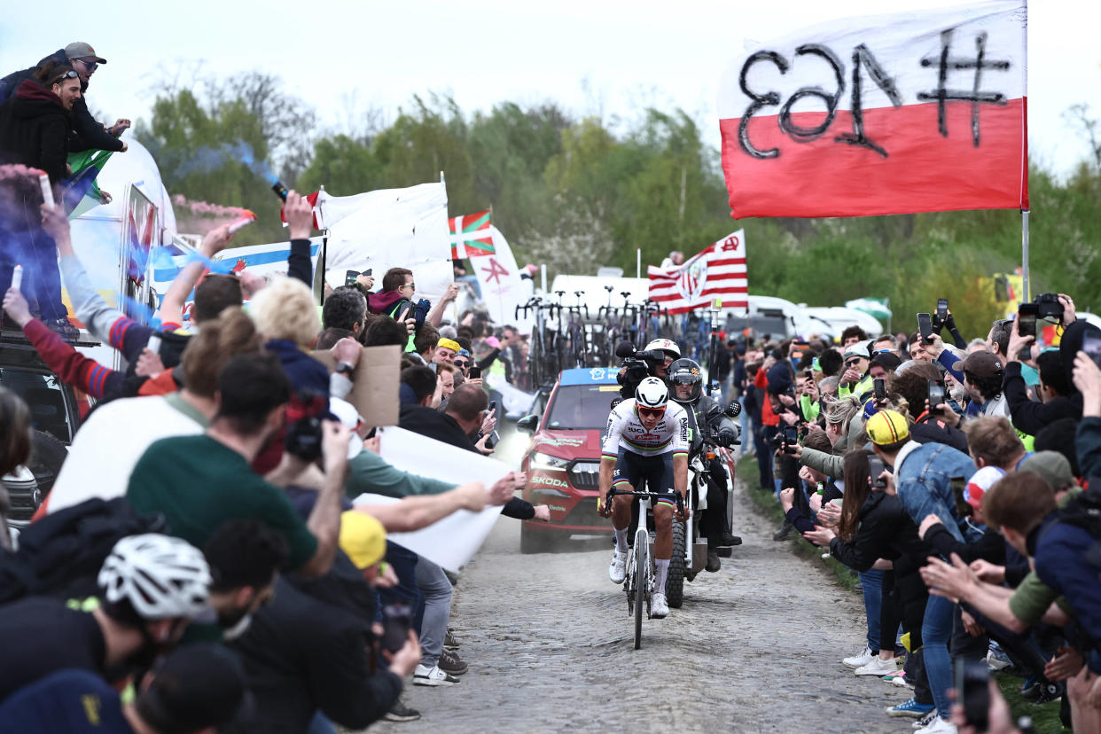 Le coureur Mathieu Van Der Poel vainqueur du Paris-Roubaix le 7 avril 2024, aurait pu chuter à cause d’un jet de casquette dans ses roues.