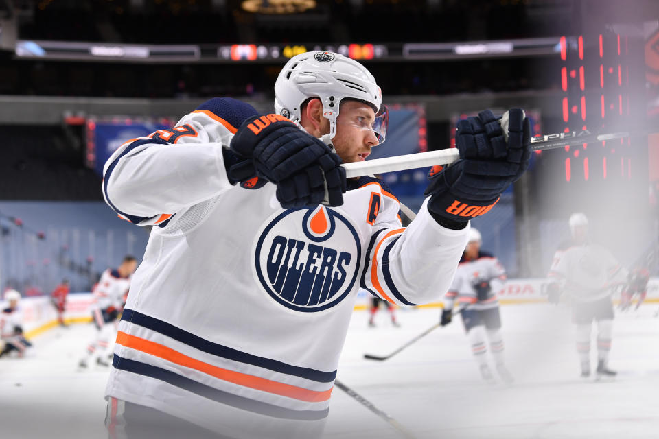 EDMONTON, ALBERTA - AUGUST 07: Leon Draisaitl #29 of the Edmonton Oilers warms up before Game Four of the Western Conference Qualification Round at Rogers Place on August 07, 2020 in Edmonton, Alberta. (Photo by Andy Devlin/NHLI via Getty Images)