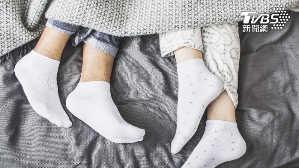 睡覺時穿上襪子可讓身體溫暖與安心入眠。（示意圖／達志影像shutterstock）