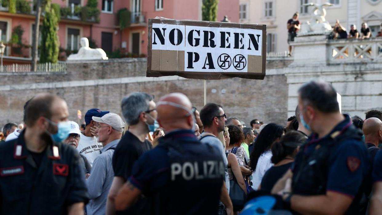Demonstranten und Mitglieder der rechtsextremen Organisation Forza Nuova halten ein Schild mit der Aufschrift «No Green Pass» bei einem Protest gegen die Restriktionen des sogenannten Grünen Passes.