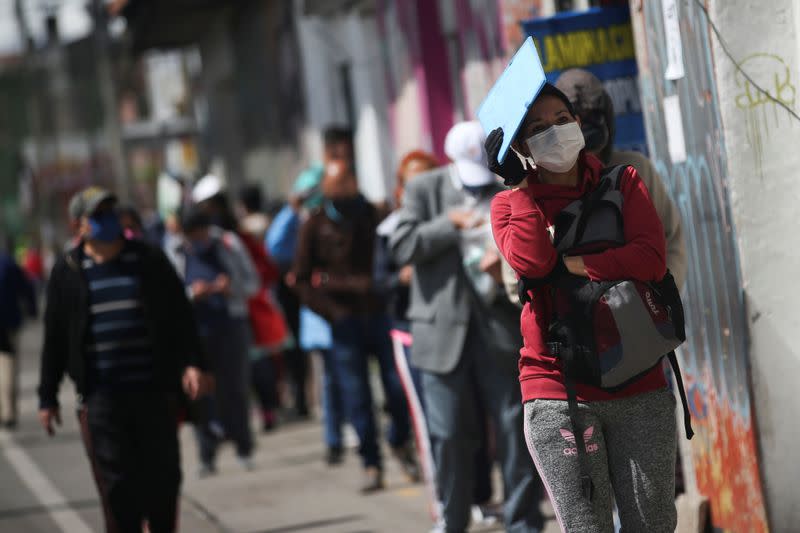 FOTO DE ARCHIVOS. Personas con mascarillas hacen fila fuera de un banco en medio de las medidas restrictivas para evitar el coronavirus en Colombia. Bogotá, julio 1, 2020. REUTERS/Luisa Gonzalez