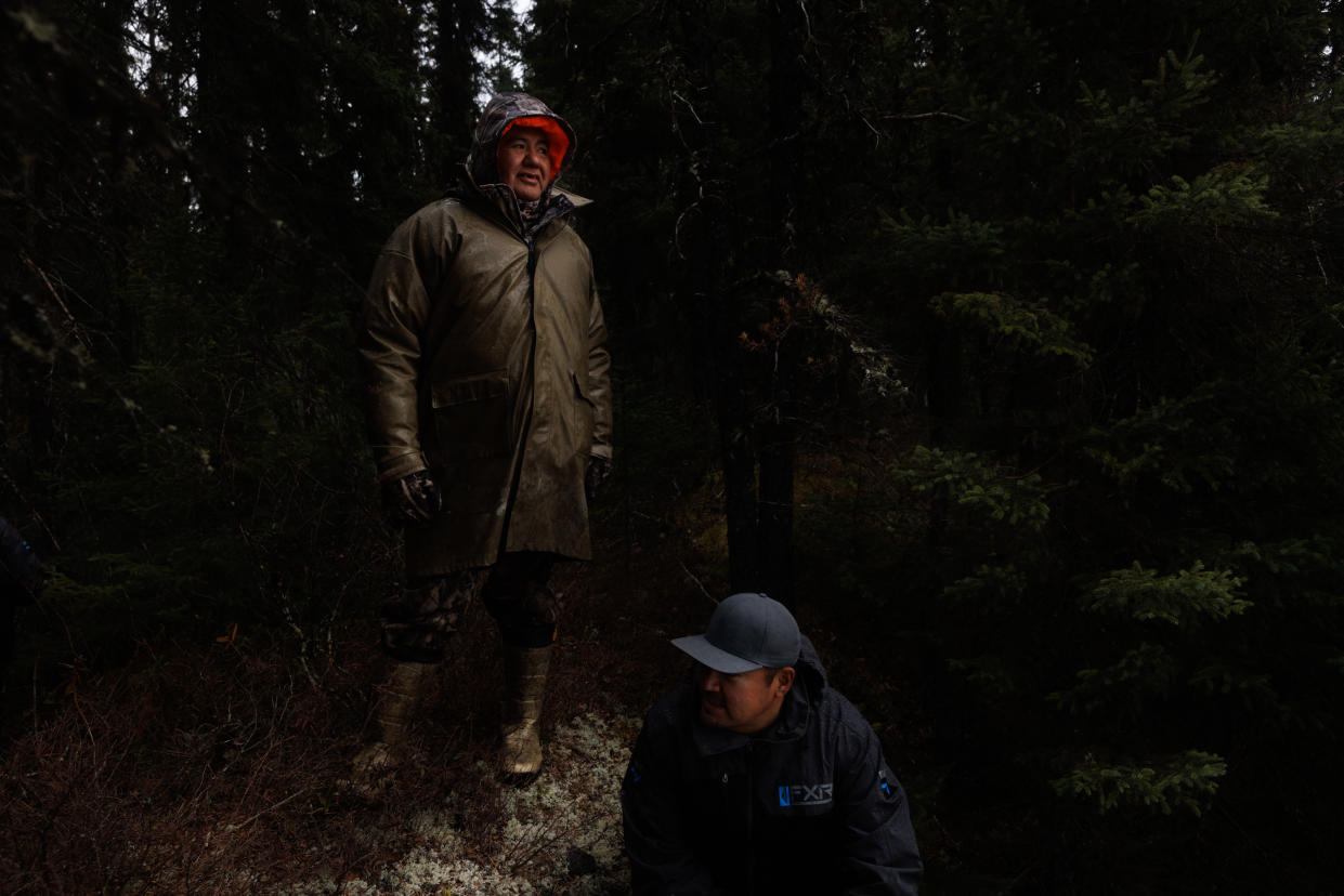 El registrador Don Saganash, a la izquierda, y Roderick Happyjack en el límite de un bosque boreal virgen en el territorio de Eeyou Istchee, Quebec, el 4 de noviembre de 2022. (Nasuna Stuart-Ulin/The New York Times).