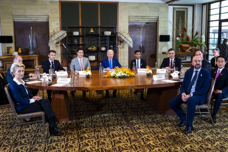 2022年11月16日，美國總統拜登在印尼峇里島緊急召開圓桌會硬，邀請出席G20峰會的國際領袖商討波蘭遭到攻擊的對策。（美聯社）