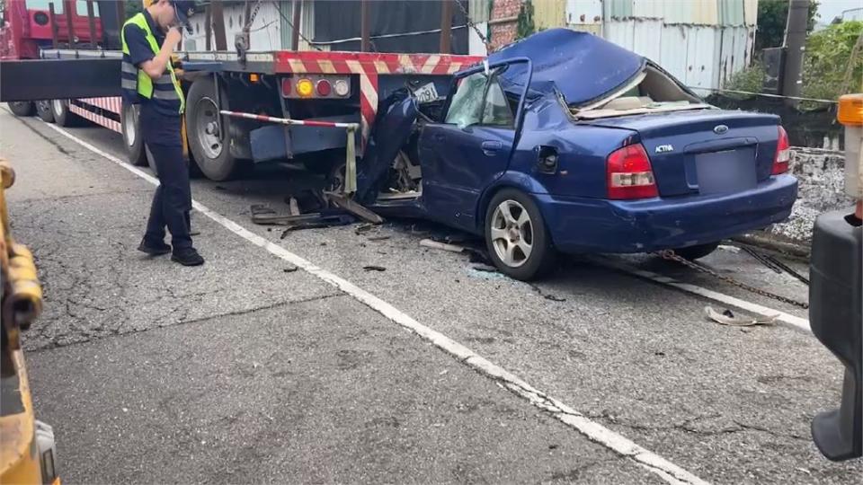 彰化聯結車自撞護欄翻覆　後車煞車不及撞上釀2傷