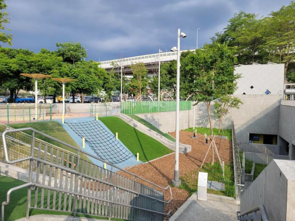 板橋音樂公園下沉式廣場區域配置遊戲場。   圖：新北市景觀處提供