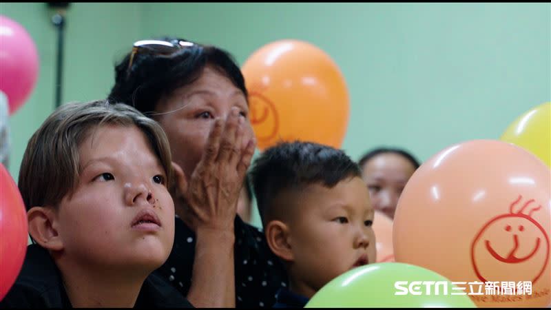 睽違4年再見到來自台灣的義診團，蒙古奶奶在義診最後一天落淚外還用各種肢體表達感謝之意。（圖／記者戴華辰攝）