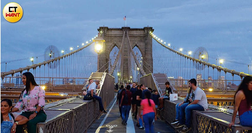 布魯克林大橋也是旅人拍照打卡的黃金地點。（圖／劉頤攝）
