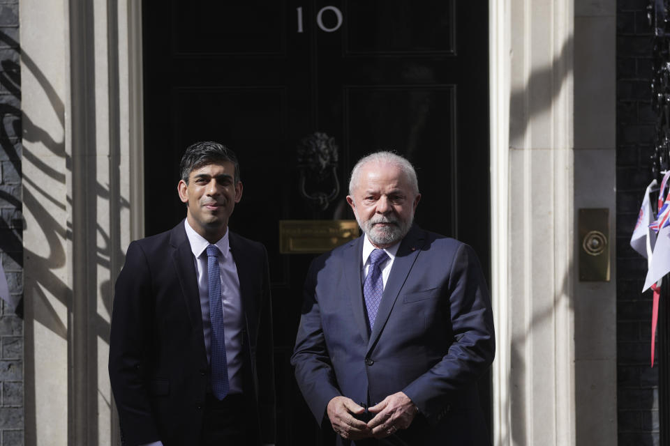 Britain's Prime Minister Rishi Sunak, left, greets the President of Brazil, Lula da Silva on the doorstep of 10 Downing Street London, Friday, May 5, 2023. (AP Photo/Kin Cheung)