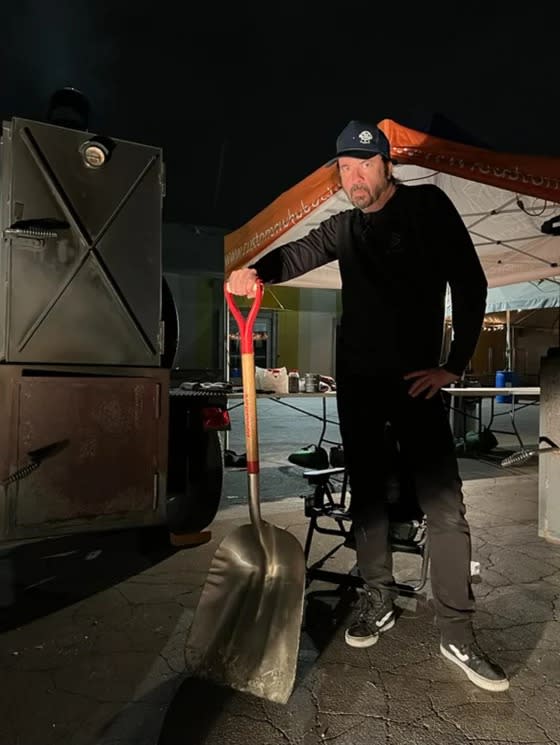 dave-grohl-barbecues-LA-homeless 2