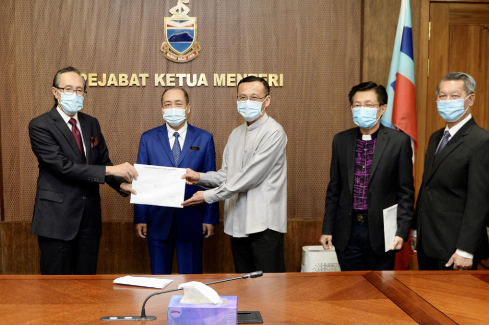 (From left) Datuk Masidi Manjun, Sabah CM Datuk Seri Hajiji Noor, Archbishop Datuk John Wong, SCC President Bishop James Wong and Datuk Jerry Dusing at the cheque presentation ceremony December 16, 2020. — Picture by Chief Minister’s Dept