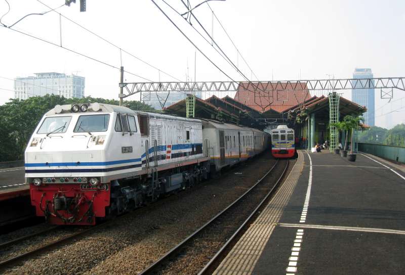 印尼雅加達甘比爾火車站（Gambir Train Station），圖為可連結雅加達及爪哇島各城市的火車（Gunawan Kartapranata@Wikipedia / CC BY-SA 3.0）
