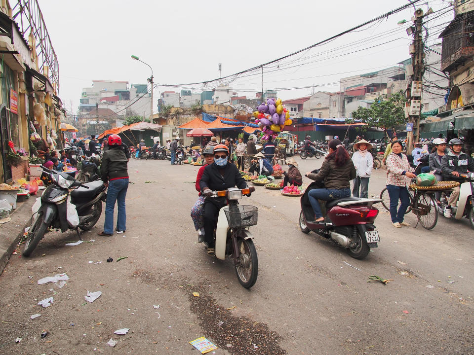 A motorcyclist wears a mask to block the smog in Hanoi.&nbsp; (Photo: Michael Hamrah via Getty Images)