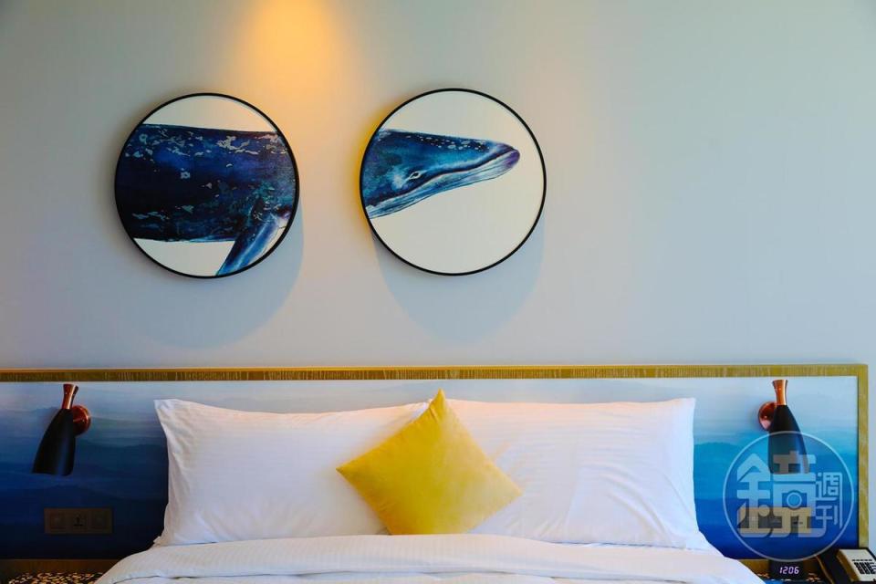 客房牆面上的圓形鯨魚掛畫，讓人像是坐在船艙裡，一窺艙外的海底世界。