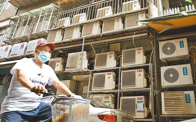 台北市一處住宅巷弄裏的冷氣室外機壯觀地掛放在牆外，隨著夏季氣候的來臨，不僅用電量屢創新高，電價也將是民眾將要面臨的重大課題。（本報資料照片）