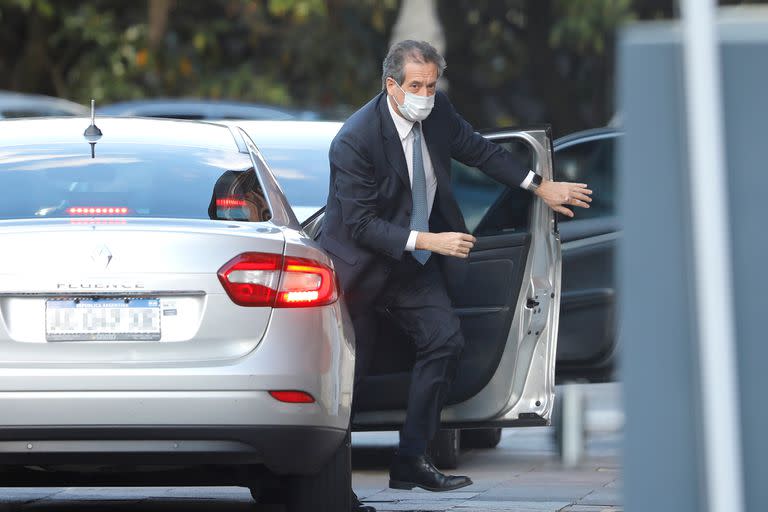 Miguel Ángel Pesce llegando a la reunión de Gabinete Económico, que encabeza Santiago Cafiero con representantes de la UIA, las cámaras de la Construcción y de Comercio, la CGT, la CTA y la CTEP en Salón Mujeres.