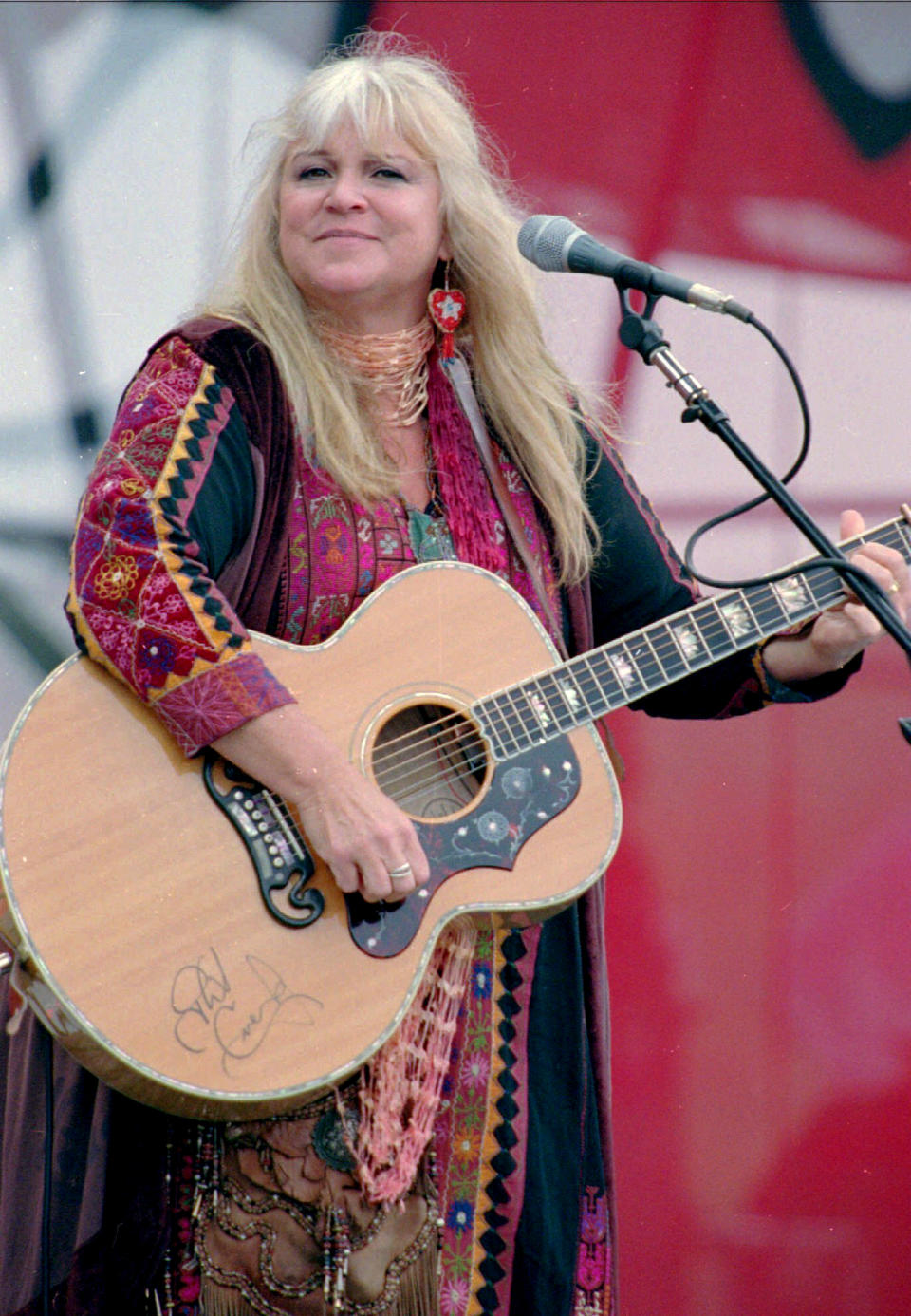 FILE - Melanie Safka opens the second day of the "A Day In The Garden" festival on Aug. 15, 1988, in Bethel, N.Y. Melanie, a singer-songwriter behind 1970s hits including “Brand New Key,” has died. Melanie's publicist tells The Associated Press that she died Tuesday, Jan. 23, 2024. She was 76. Born Melanie Safka, the singer rose through the New York folk scene and was one of only three solo women to perform at Woodstock. Her hits included “Lay Down” and “Look What They've Done to My Song Ma.” (AP Photo/Ken Bizzigotti, File)