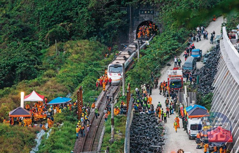 台鐵太魯閣號行經花蓮大清水隧道時，因撞擊侵入路線的工程車出軌，造成重大死傷。