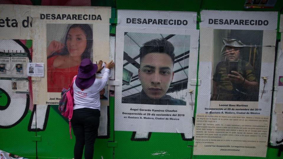 Carteles con personas desaparecidas.