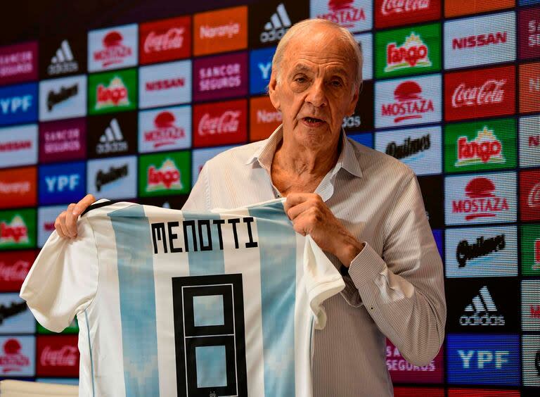 Cesar Luis Menotti, en una conferencia de prensa de la Asociación de Fútbol Argentino (AFA), en 2019