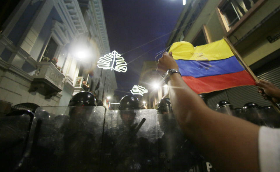 ARCHIVO - En esta foto de archivo del 13 de septiembre de 2018, manifestantes son confrontados por la policía mientras marchan contra la administración del presidente Lenín Moreno en Quito, Ecuador. (AP Foto/Dolores Ochoa, Archivo)