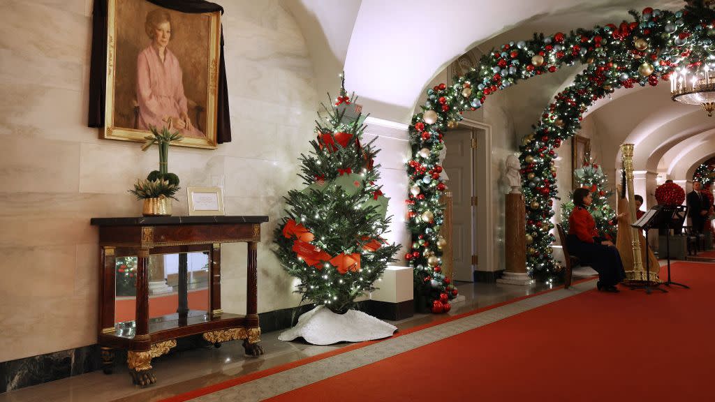 white house previews this season's holiday decorations