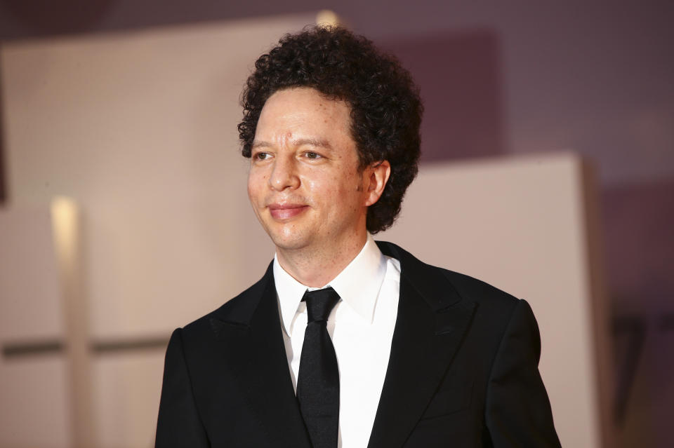 El director mexicano Michel Franco posa al llegar al estreno de su película "Nuevo orden" en el Festival de Cine de Venecia, el jueves 10 de septiembre del 2020 en Venecia, Italia. (Foto por Joel C Ryan/Invision/AP)