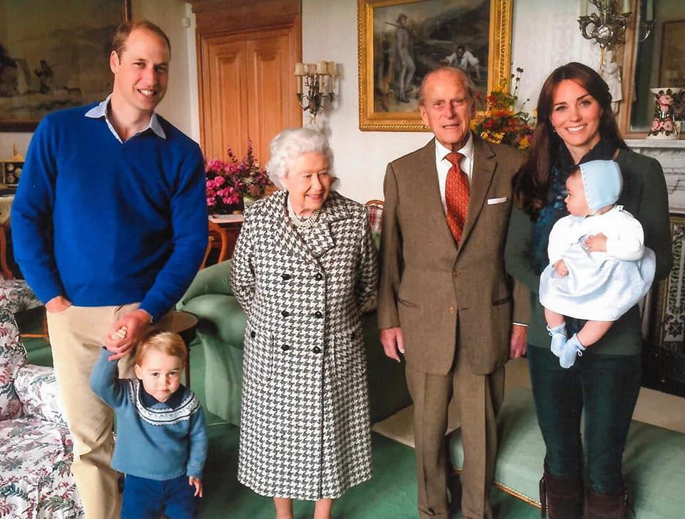 白金漢宮發布2015年女王、菲利浦親王及威廉、凱特的合照，當時夏綠蒂公主才剛出生。（翻攝The Royal Family臉書）