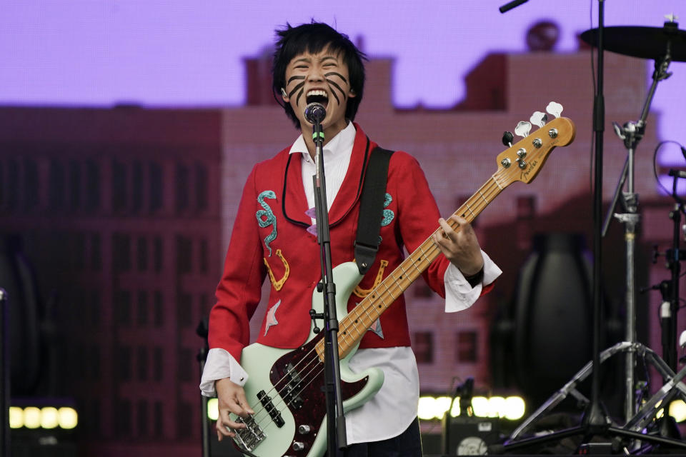 Eloise Wong de The Linda Lindas durante su concierto en el festival Corona Capital en la Ciudad de México el domingo 20 de noviembre de 2022. (Foto AP/Eduardo Verdugo)