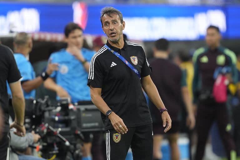 El entrenador de Venezuela Fernando Batista reacciona durante un partido de fútbol del Grupo B de la Copa América contra México