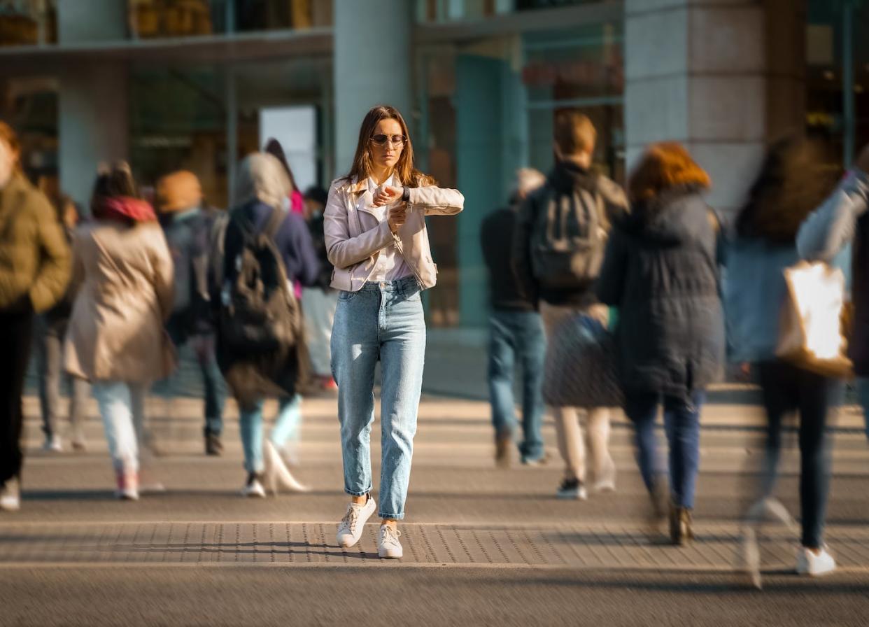 <a href="https://www.shutterstock.com/es/image-photo/young-woman-walking-middle-crowded-street-2117114927" rel="nofollow noopener" target="_blank" data-ylk="slk:Creative Cat Studio/Shutterstock;elm:context_link;itc:0;sec:content-canvas" class="link ">Creative Cat Studio/Shutterstock</a>