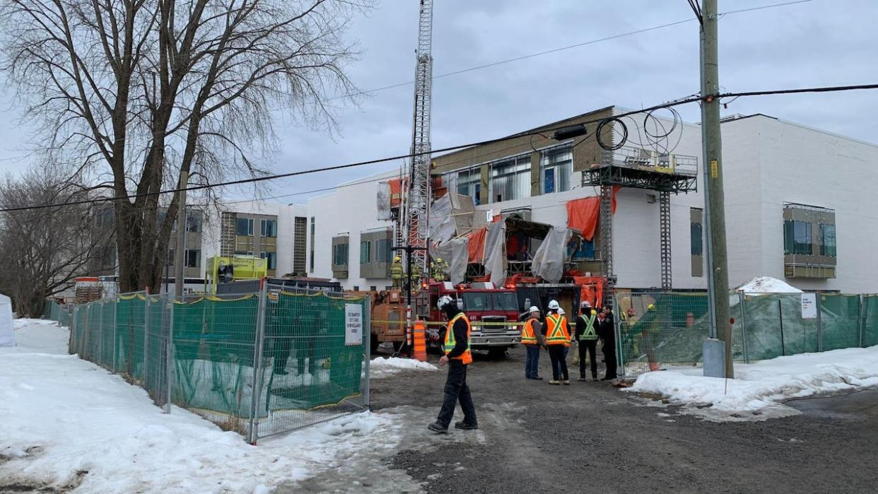 On Wednesday morning, scaffolding collapsed at the site of the seniors' home. Five workers were transported to hospital but their injuries are not life threatening.  (Daniel Ricard/Radio-Canada - image credit)