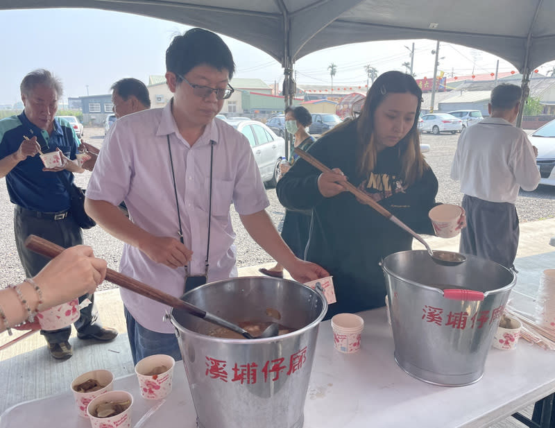 全國藥膳料理嘉年華記者會  現場提供藥膳料理 雲林縣中藥商公會8日在六房媽天上聖母紅壇舉行全 國藥膳料理嘉年華記者會，正逢節氣「立冬」，現場 準備藥燉排骨和羊肉爐供民眾品嚐。 中央社記者姜宜菁攝  112年11月8日 