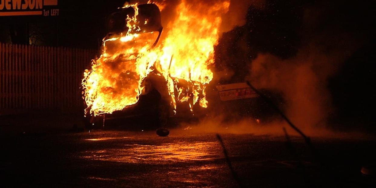 Voiture incendiée - Photo d'illustration - -